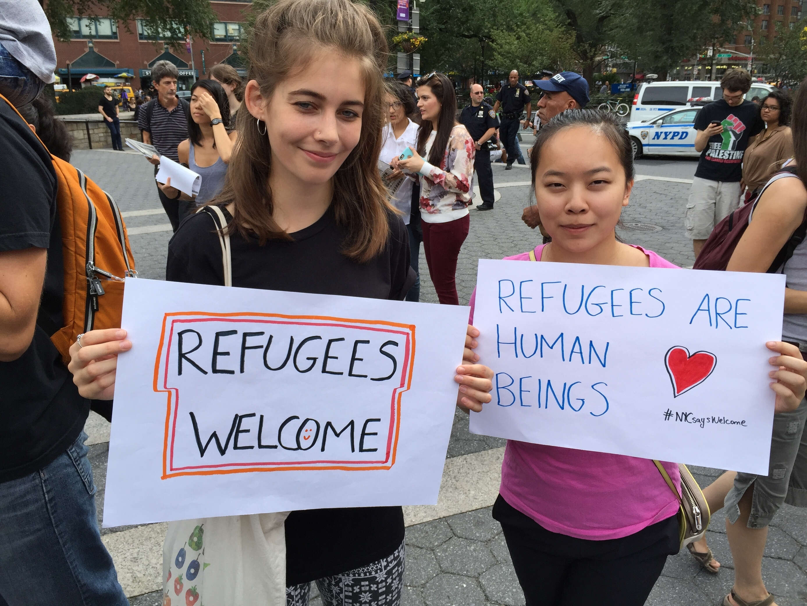 Welcome girls. Refugees Welcome девушки. Refugee White girl. Refugees Welcome White. Добро пожаловать беженцы.